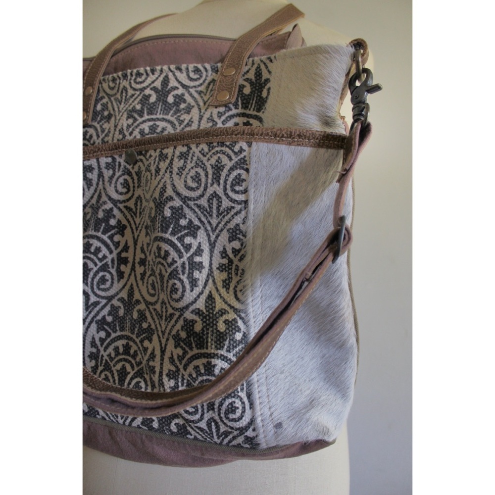 Myra Bag Ace Upcycled Canvas & Cowhide Messenger Bag Preowned - Picture 4 of 13